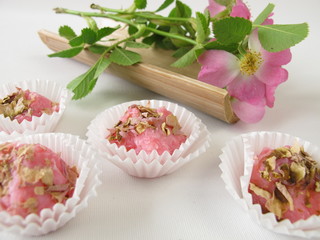Seifenpralinen mit Wildrosenblüten
