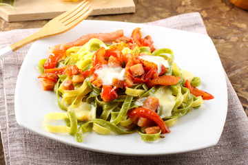 Tagliatelle with tomato, mozzarella and bacon