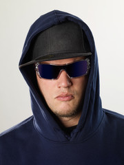 junger Mann mit Sonnenbrille