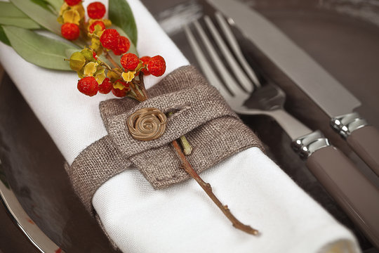 Herbstlich gedeckter Tisch mit Serviettenring