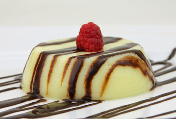 Vanillepudding mit Schokosoße