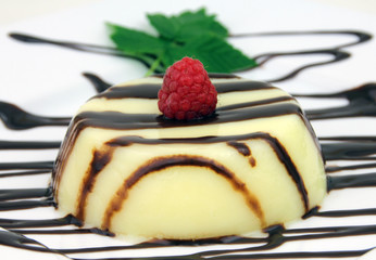 Vanillepudding mit Schokosoße