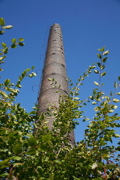 alter Schornstein im Gr&uuml;nen