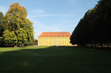 Fototapeta na wymiar Das Osnabrücker Schloss mit Garten