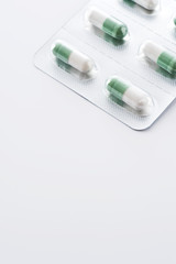 白背景に薬のカプセル