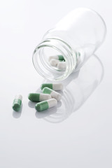 ガラスの容器に入ったカプセル