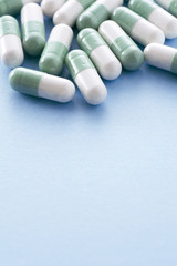 青色の背景にカプセル