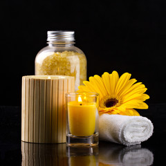 Obraz na płótnie Canvas Aromaterapia Liting świece ręcznik sól morska i kwiat