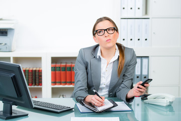 geschäftsfrau überlegt