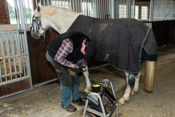hufschmied bei der arbeit