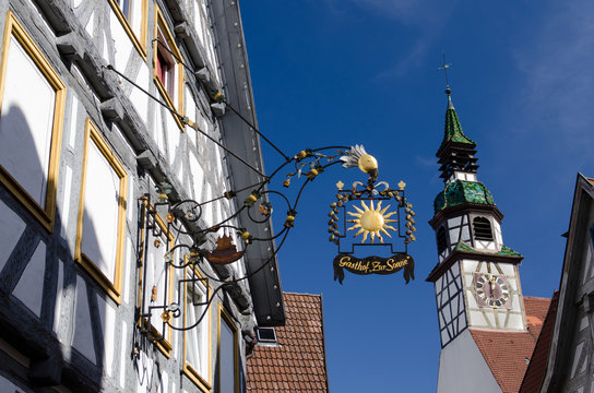 Gasthaus und Kirche