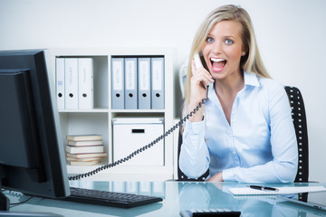 begeisterte junge frau am telefon
