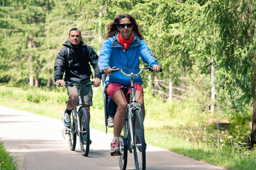 Naklejka premium Couple outdoors on bike.