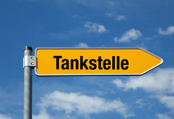 Pfeil mit blauem Himmel TANKSTELLE