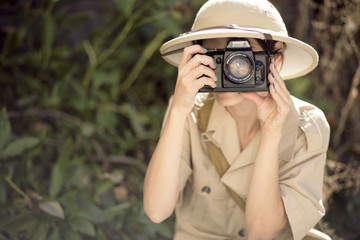junge Frau auf Safari - obrazy, fototapety, plakaty