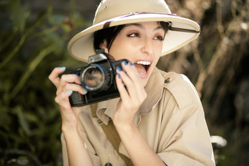 junge Frau auf Safari