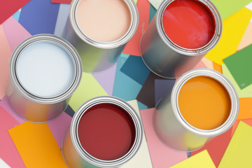 Fünf Farbdosen auf Farbkarten