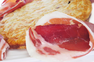 Obraz premium spanish tortilla de patatas and serrano ham