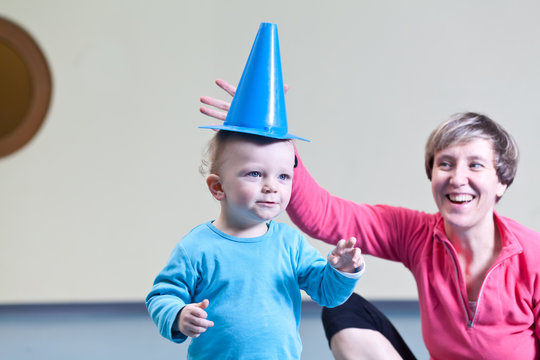 Junge spielt in Turnhalle