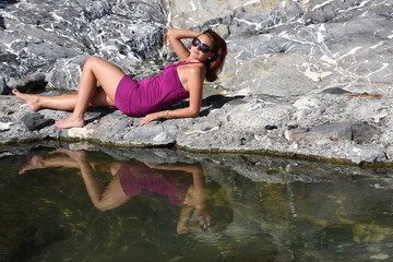 Ragazza sulla scogliera