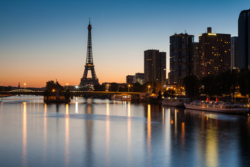 Fototapeta premium Lever de soleil sur la Tour Eiffel de Paris