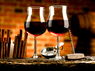 bicchieri di rosso in cantinetta