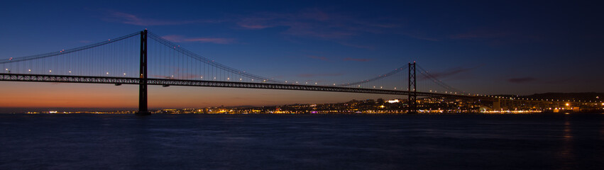 Fototapeta na wymiar Lizbona Bridge - 25 kwietnia