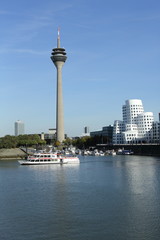 Fototapeta na wymiar Dusseldorf media Tour port łód¼ Rhine Tower