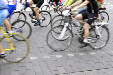 Fototapeta na wymiar Motion blur streszczenie rowerzystów na ulicy