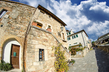 Fototapeta na wymiar Stare budynki w typowym włoskim średniowiecznego miasta
