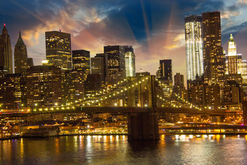 Fototapeta na wymiar Brooklyn Bridge i Lower Manhattan Skyline o zachodzie słońca