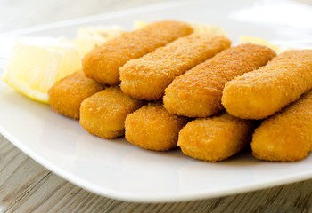 Bastoncini di merluzzo impanati e fritti
