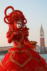 Fototapeta na wymiar Czerwona sukienka karnawał w Wenecji