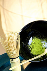 Matcha-Tee mit Chasen und Chashaku
