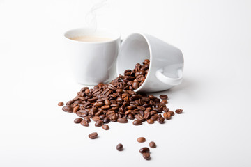 Kaffeebohne in Tasse / Umgekippt neben frischem Kaffee