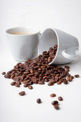 Kaffeebohne in Tasse / Umgekippt neben frischem Kaffee