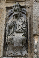 Fototapeta na wymiar Stary człowiek w Drzwi Świętych w katedrze Compostela