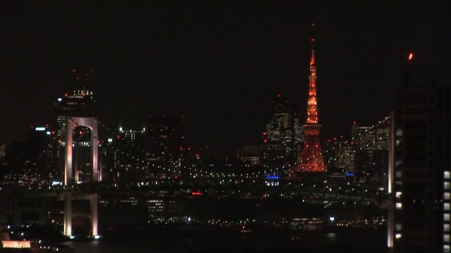 東京の夜景　レインボーブリッジと東京タワー
