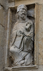Fototapeta na wymiar Stary człowiek w Drzwi Świętych w katedrze Compostela