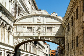 Detail van architectuur bij brug der zuchten Venetië