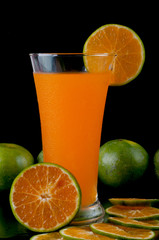 Orange juice and slices of orange
