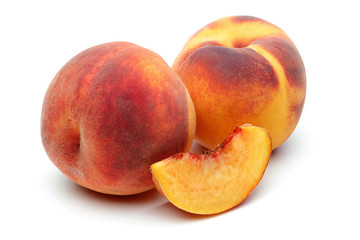 Fototapeta na wymiar Dwa Peach i pokrojone brzoskwinie