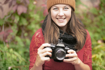 junge Frau mit Kamera im Herbst