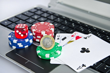Casino Chips, Würfel und Spielkarten auf Computer Tastatur als Symbol für Online Casino oder...