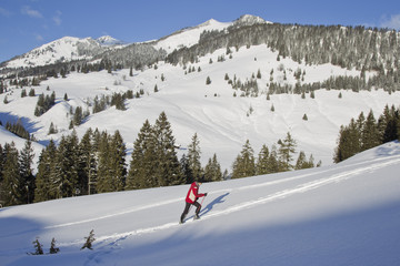frau bei schneeschuhwanderung am sudelfeld in bayrischzell