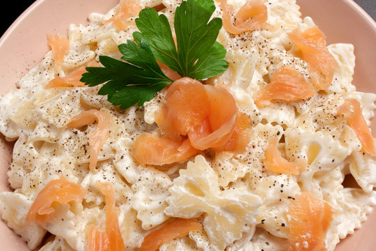 Farfalle panna e salmone