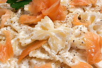 Farfalle panna e salmone