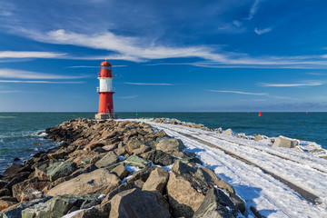 Die Ostmole in Warnemünde im Winter.