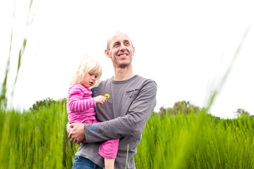 Papa und Tochter im Gras