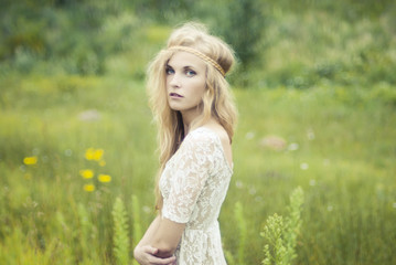 Fototapeta na wymiar Piękna blondynka w polu